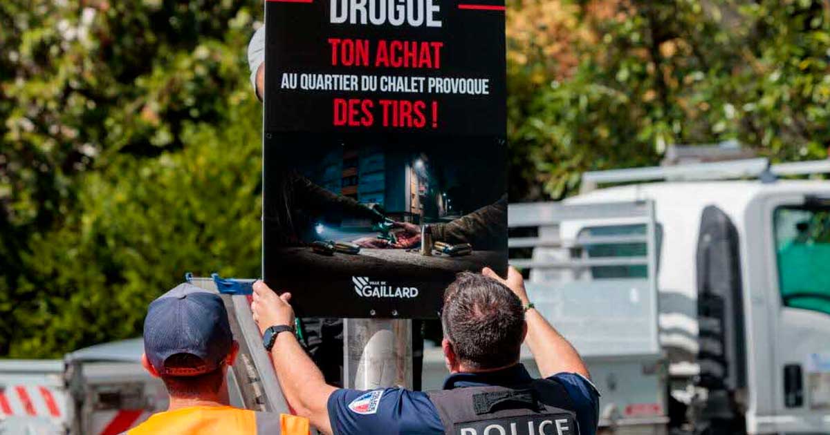Een poster ter bestrijding van de drugshandel in Le Chalet